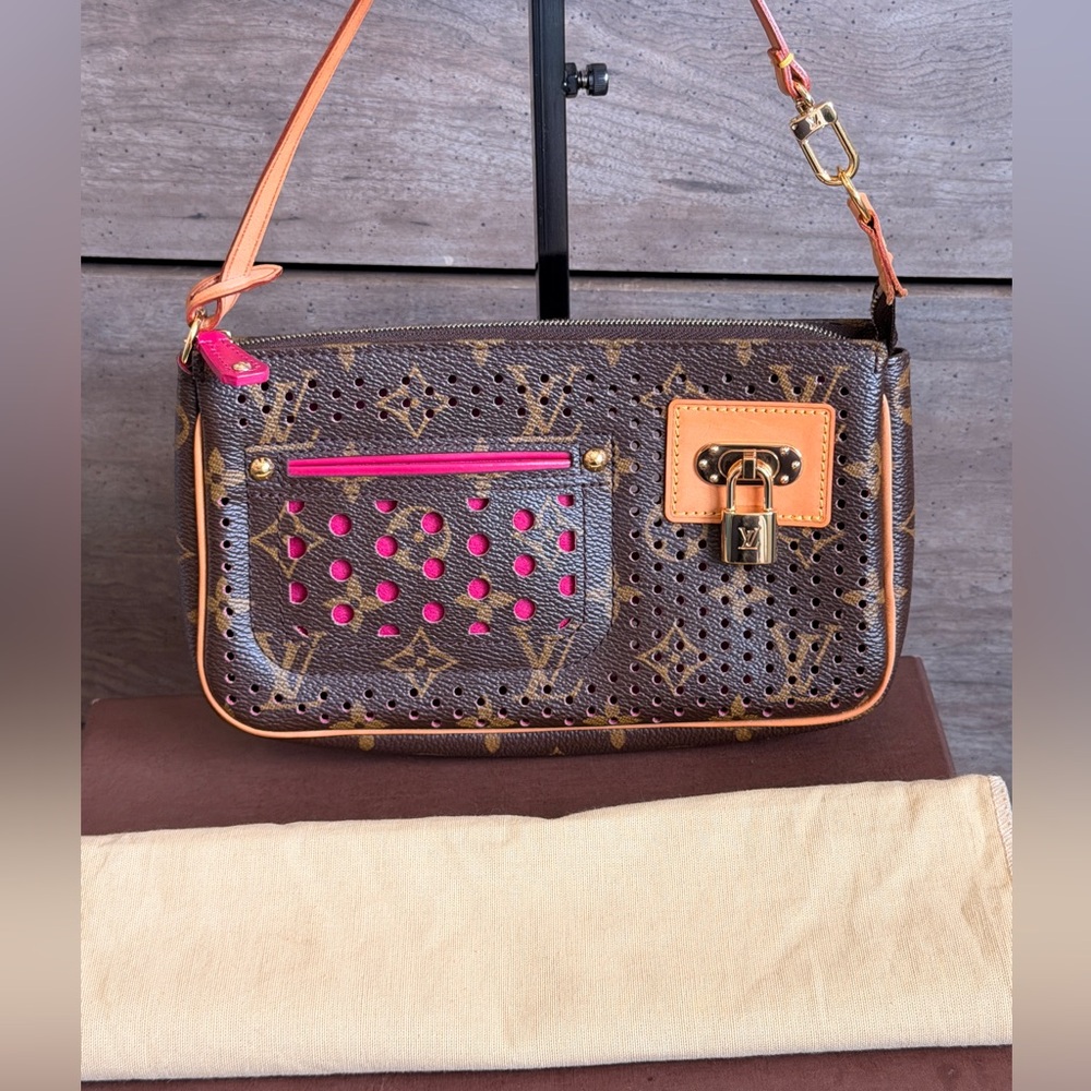 🩷Limited Edition Louis Vuitton Perforated Monogram Fuchsia Pochette 🩷